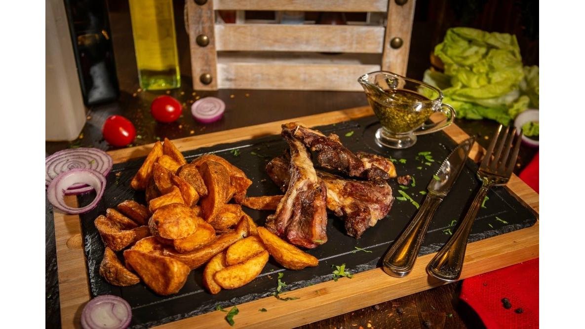 Cotlete berbecuț New Zeeland cu sos pesto