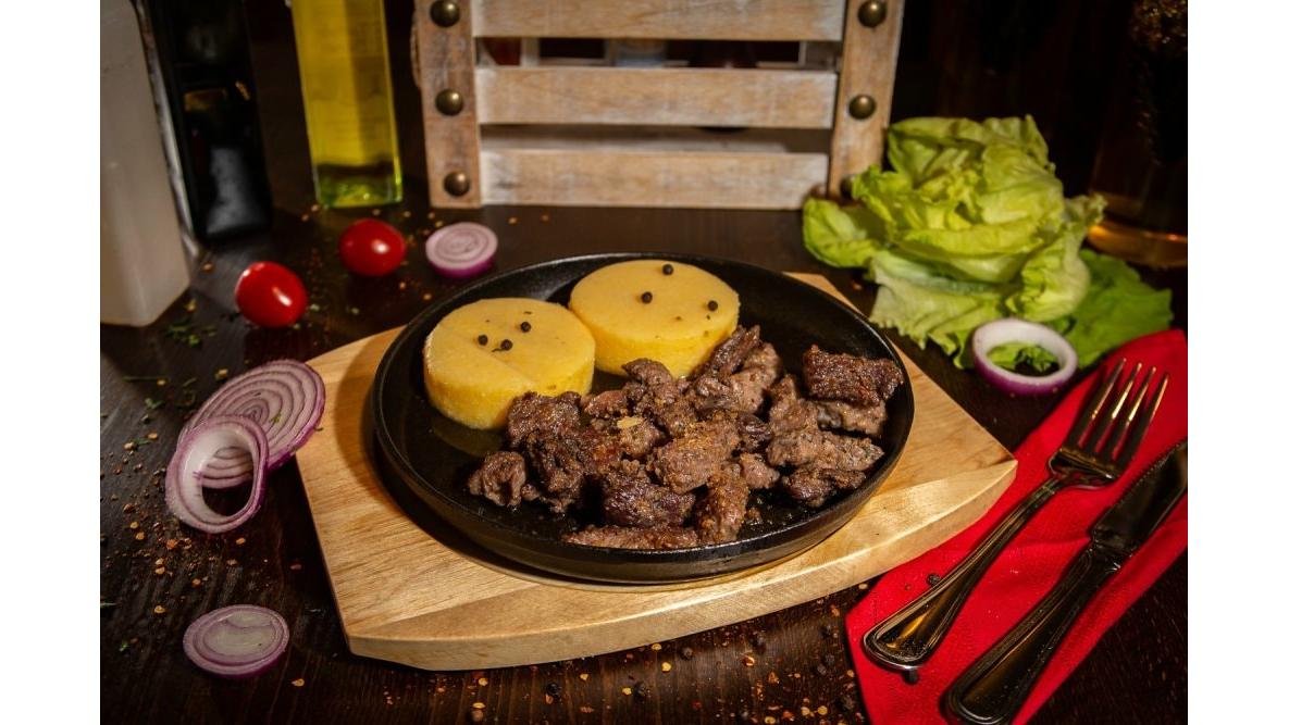 Pastramă de oaie cu mămăliguță