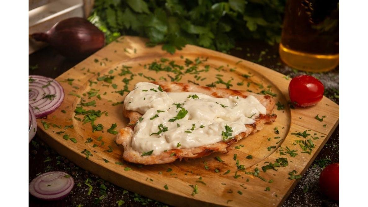 Piept pui cu sos gorgonzola