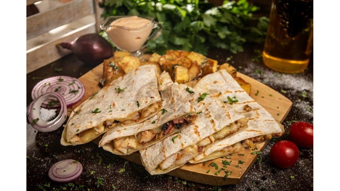 Quesadilia pui cu cartofii bucătarului și sos ranch picant