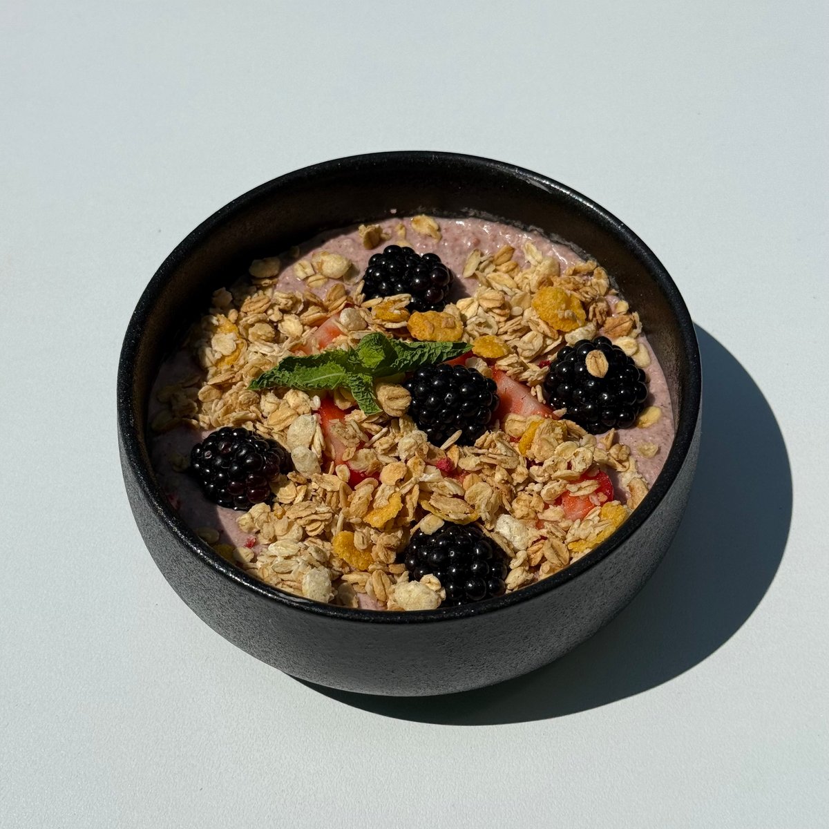 Bol cu ovaz, capsune, mure si granola