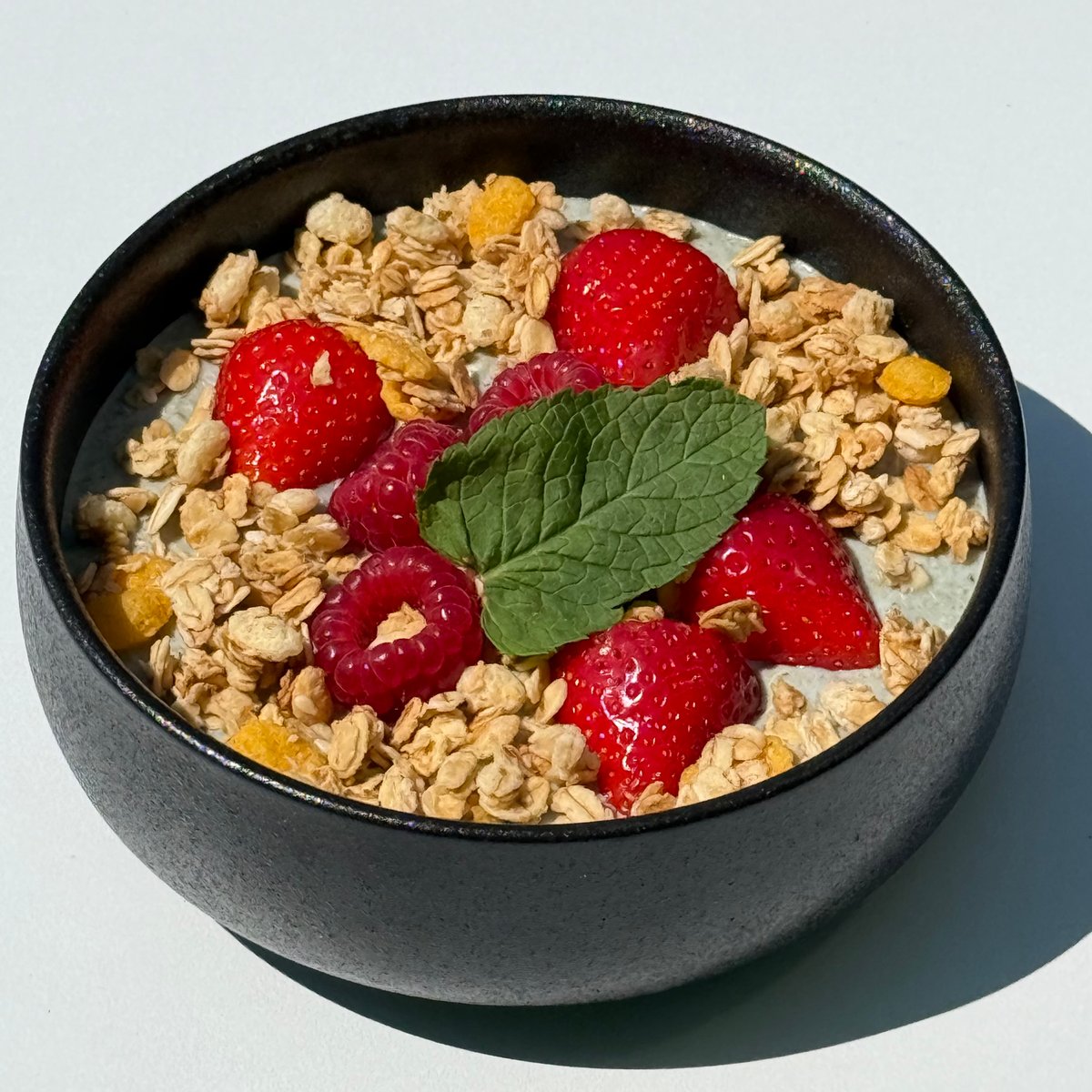 Bol cu Ovaz, Spirulina Albastra, Capsune, Zmeura si Granola