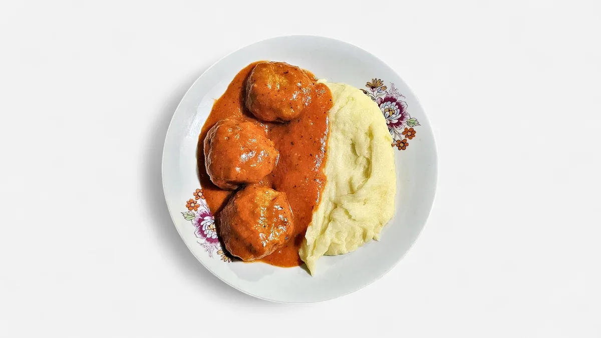 Chiftelute marinate in sos rosu cu piure din cartofi