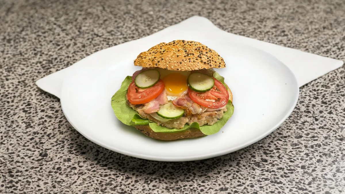 Szalonnás-Tojásos Hamburger