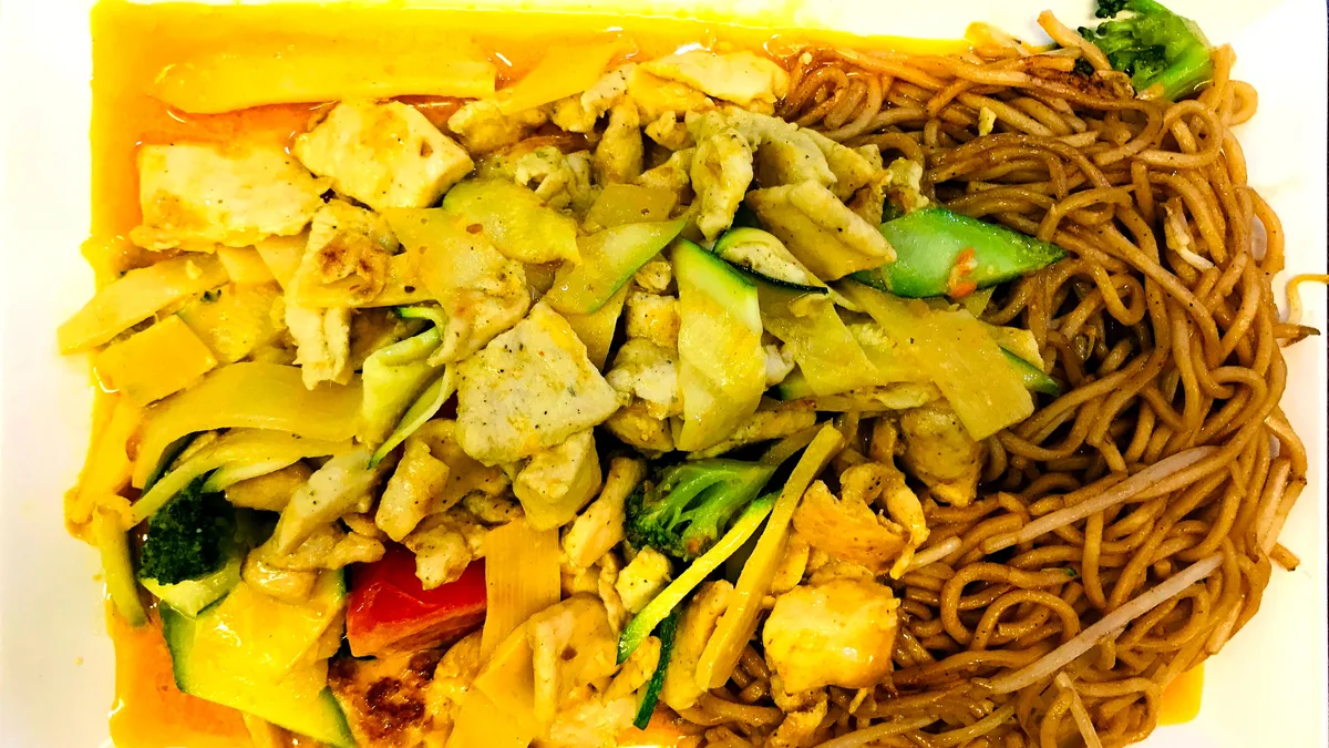 H18 SHATAY thai chicken with noodles