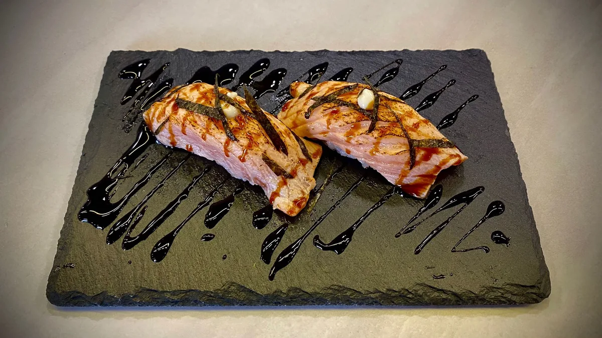 NS24. Flambé Salmon Nigiri