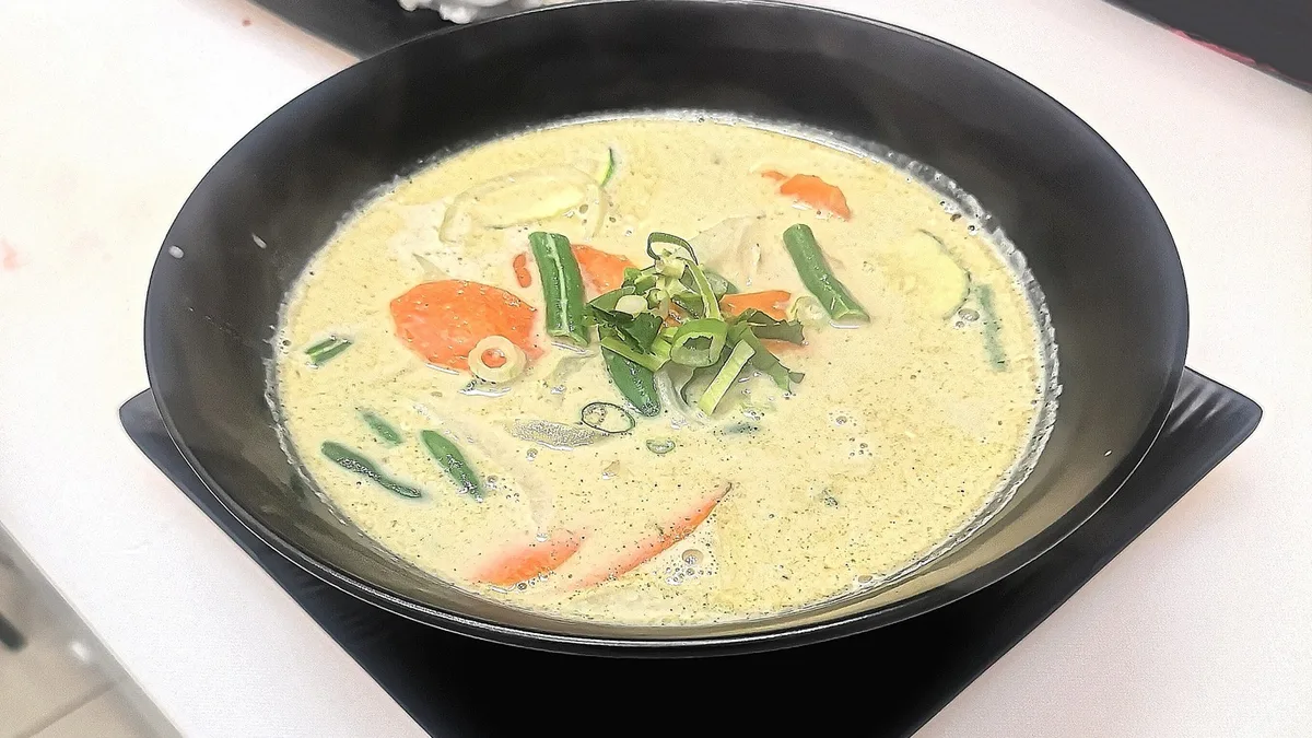 Zöld Curry Tál (fűszeres)