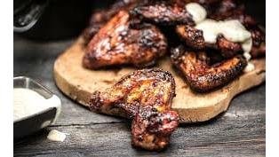 Meniu Aripioare de pui usor picante + Salata + Sos + Pepsi