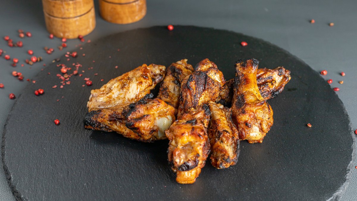 Mini aripioare de pui la gratar cu sos bbq(8 buc)
