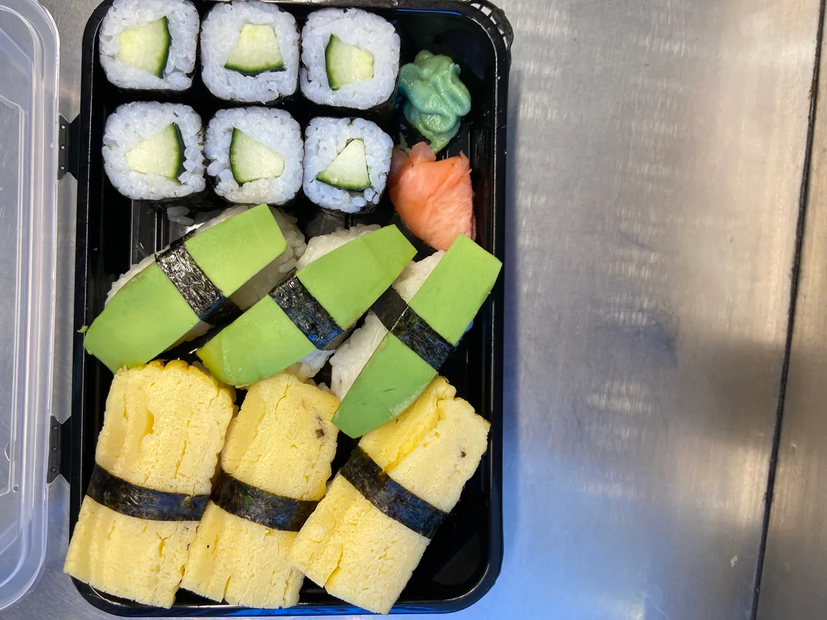 F5 12-piece vegan sushi mix