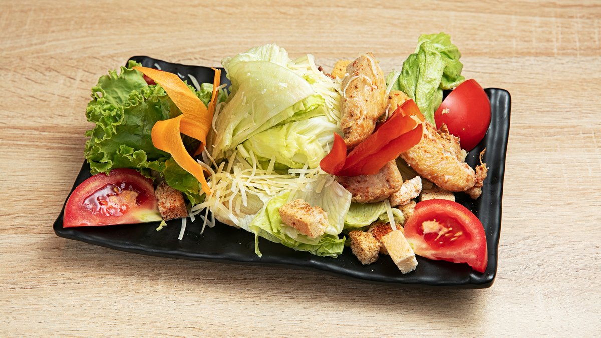 Sezar Salatı Toyuq Əti ilə
