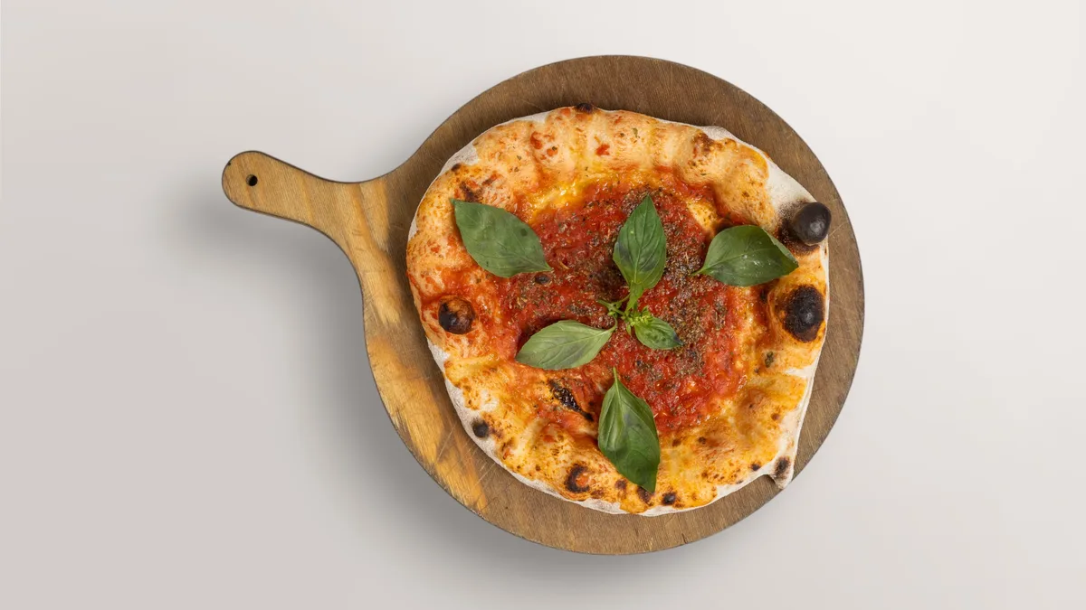 1. Pizza mit Knoblauch, Olivenöl, Oregano und Basilikum