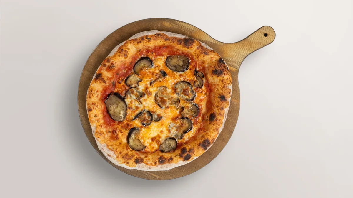 17. Pizza mit Mozzarella und Aubergine