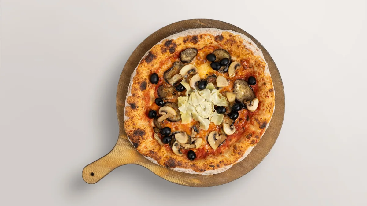 22. Pizza mit Artischocken, Champignons, Oliven und Aubergine
