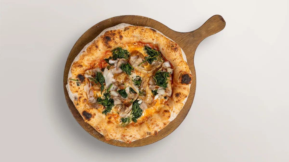 23. Pizza mit Hähnchen, Spinat und Gorgonzola