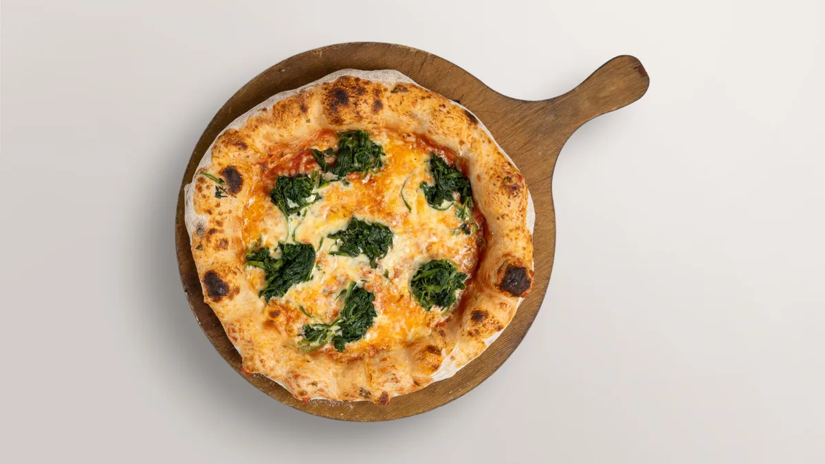 40. Pizza Salami, Spinat, Champignons, Tomaten und rote Zwiebeln