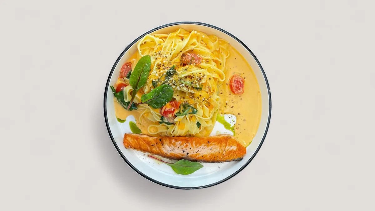 Tagliatelle me Salcë Roze and Salmon
