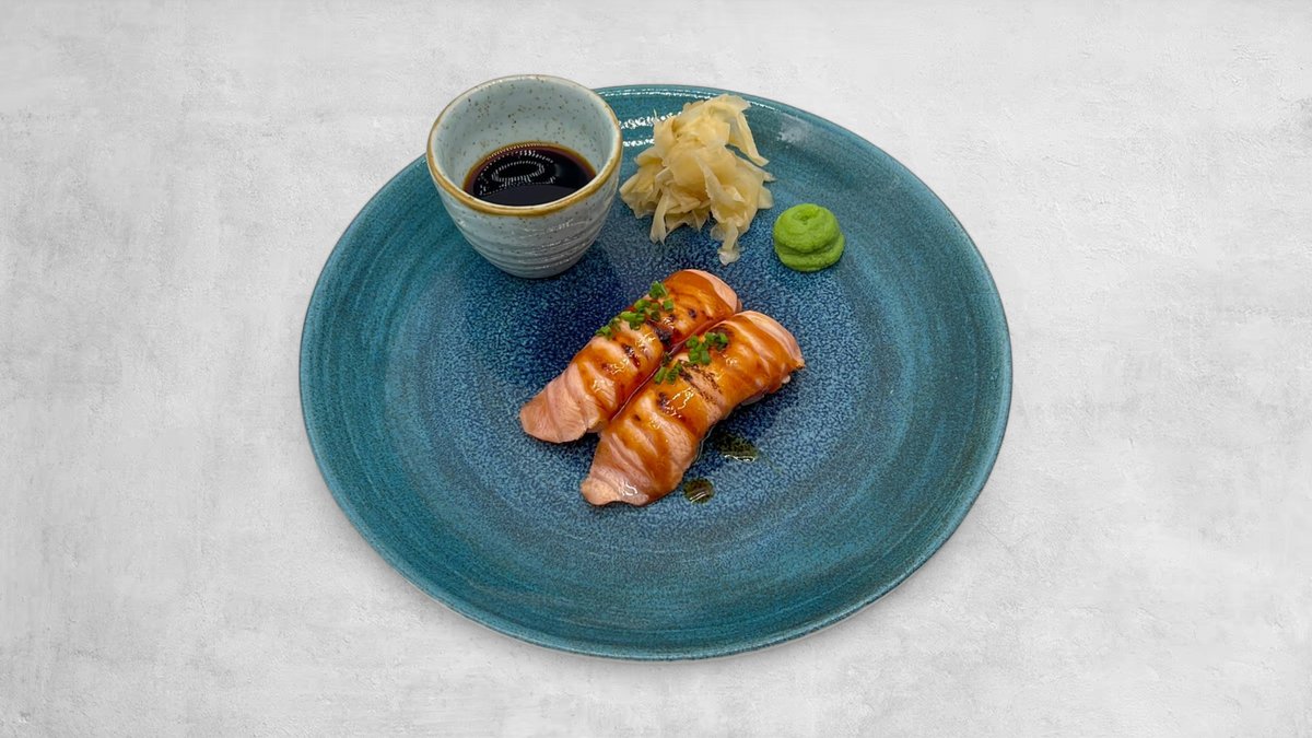 Flambé salmon nigiri