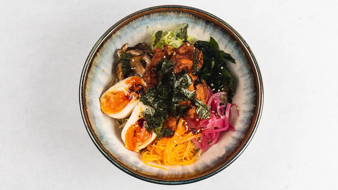 Mesna ramen solata
