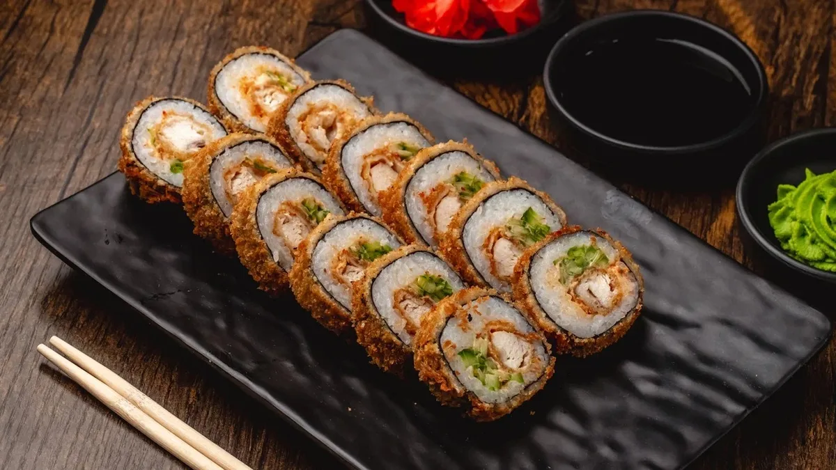 İsti Acılı Toyuqlu Maki (12 əd.)