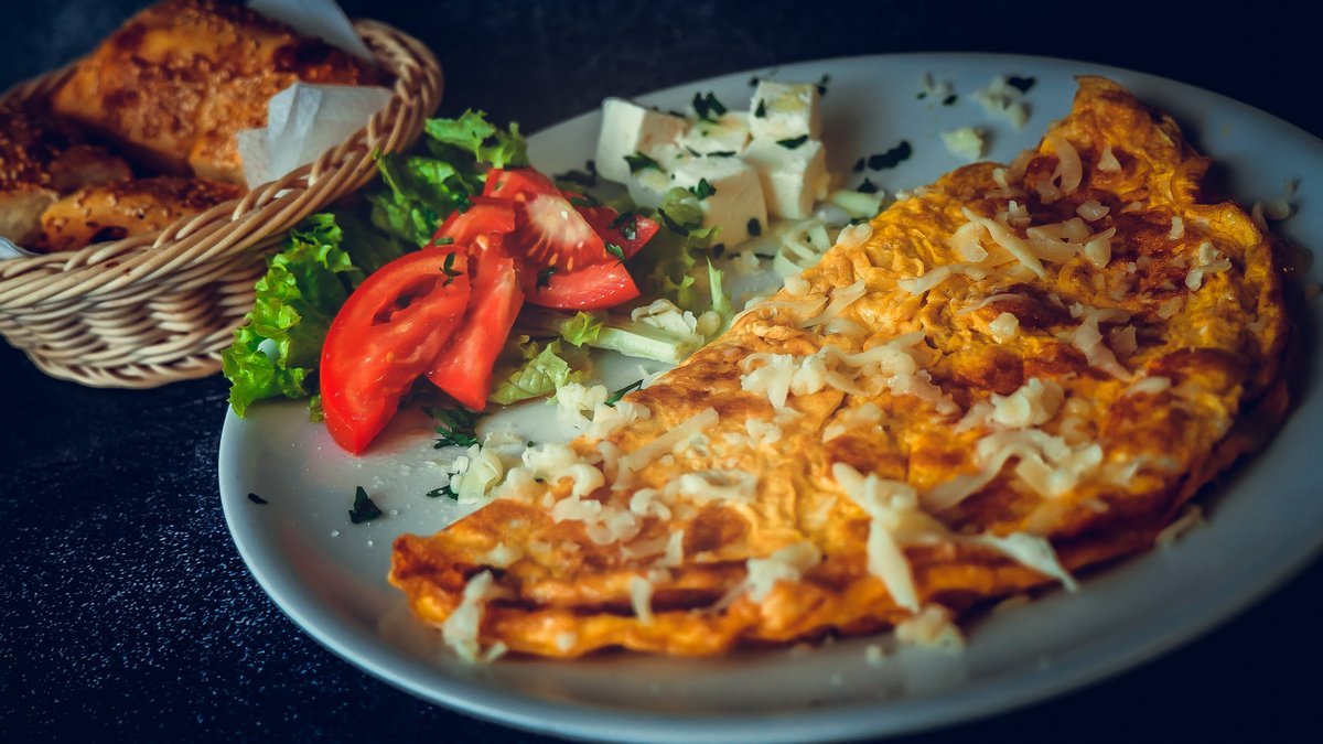 Omlet sa sirom, šunkom i gljivama