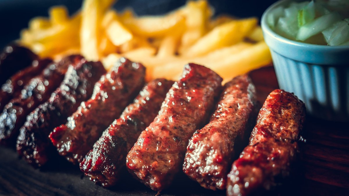 Ćevapi na žaru sa kajmakom