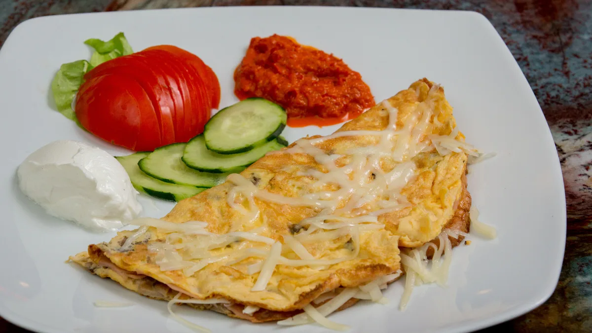 Omlet sa sirom, šunkom i gljivama