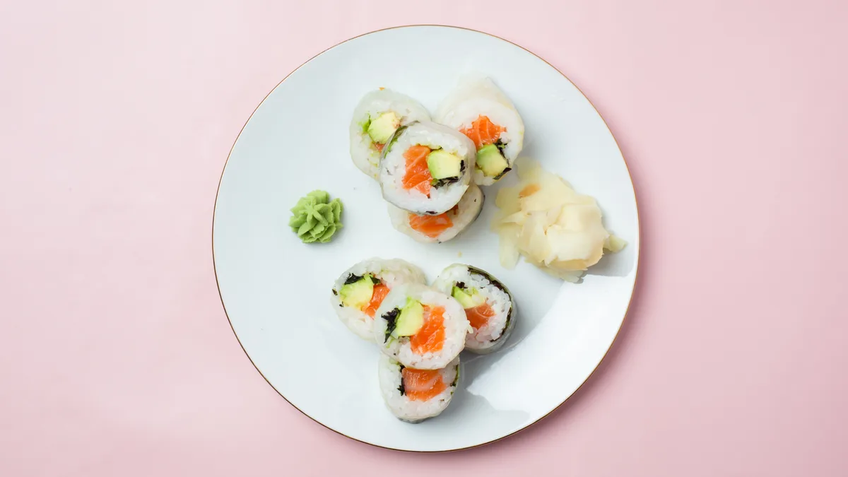 130. Lachs Avocado Rollen