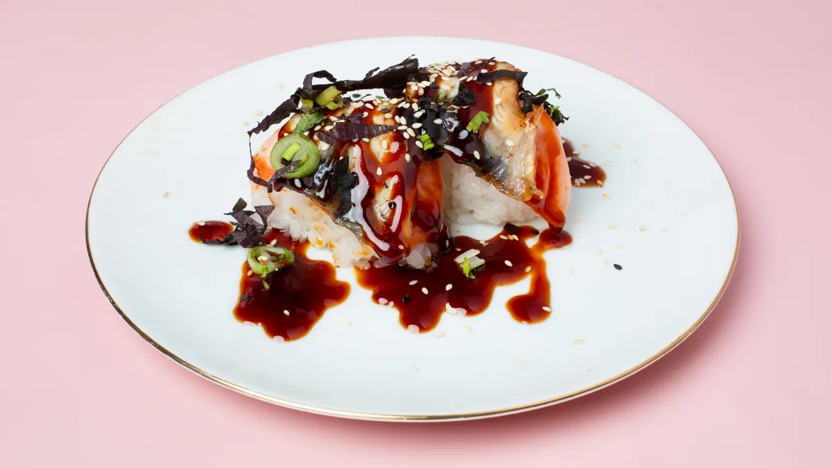 31. Lachs Nigiri mit flambiertem gegrilltem Aal