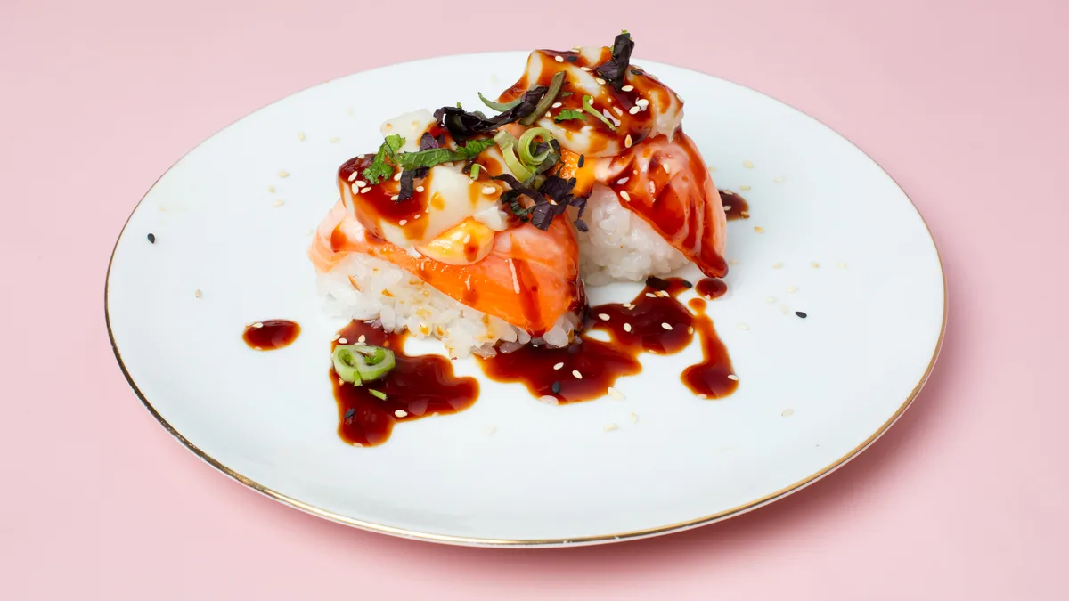 32. Lachs Nigiri mit flambiertem Thunfisch