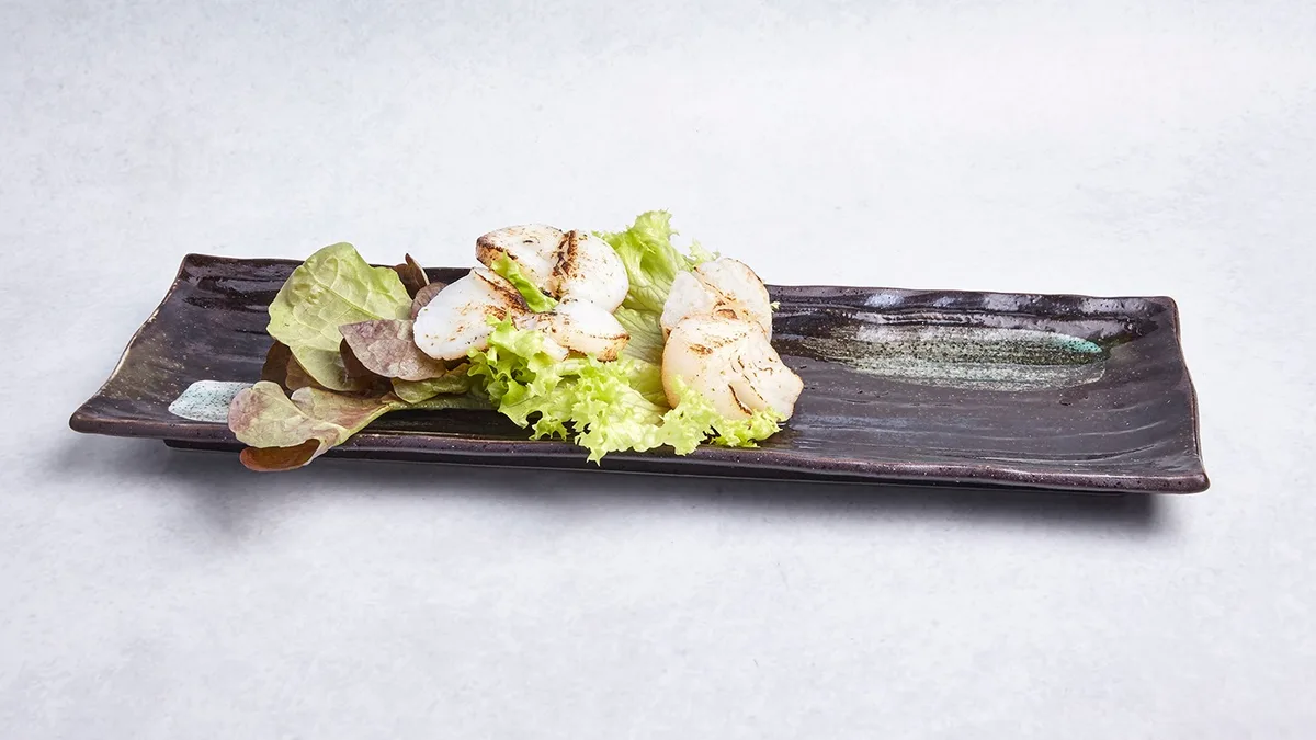 104 Yaki Zakana flambierte Jakobsmuscheln