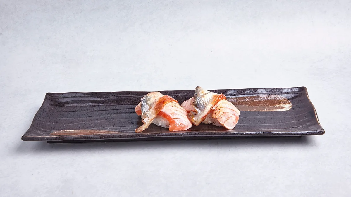 31 Lachs Nigiri mit gegrilltem Aal