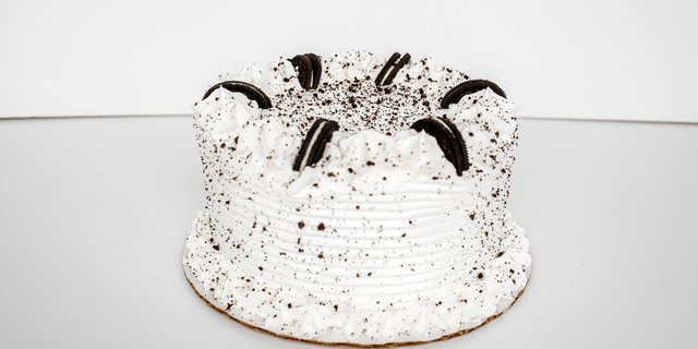Cookies and Cream Frozen Yogurt Cake