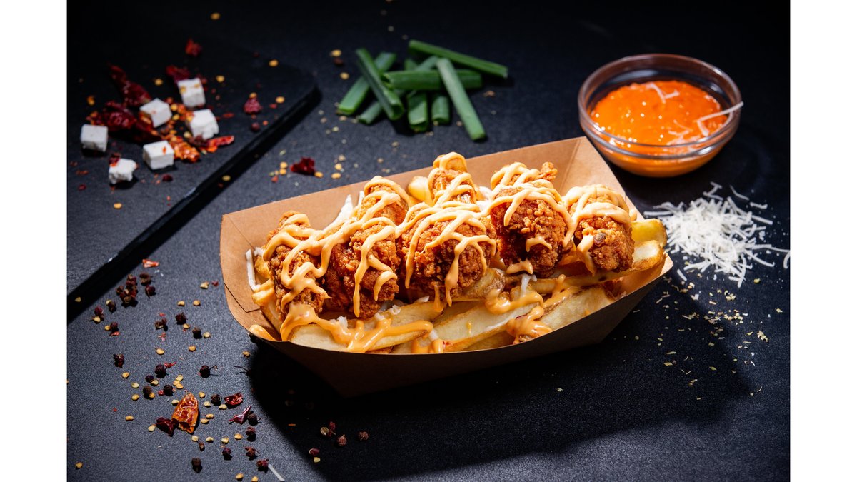 Cheesy fries box cu aripioare ușor picante