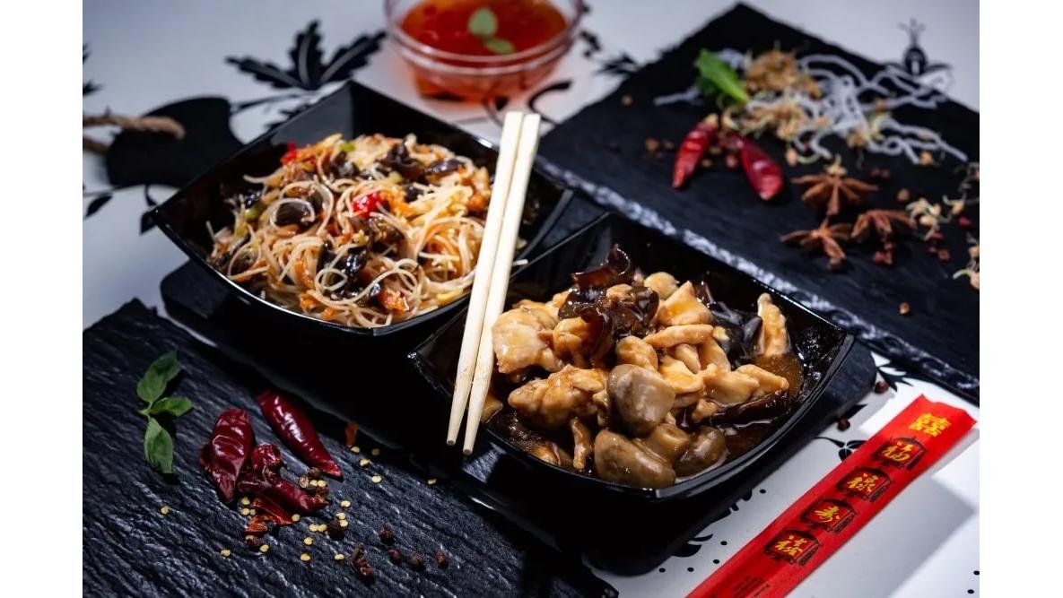 Noodle box cu pui cu urechi de lemn și ciuperci