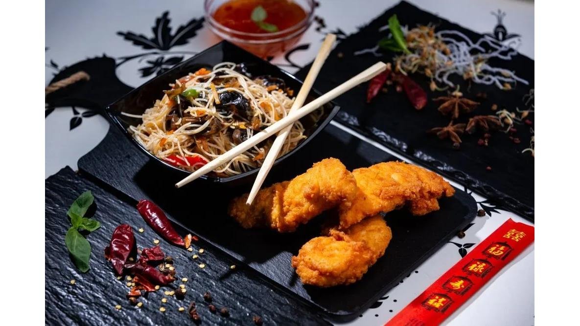 Noodle box cu strips de pui