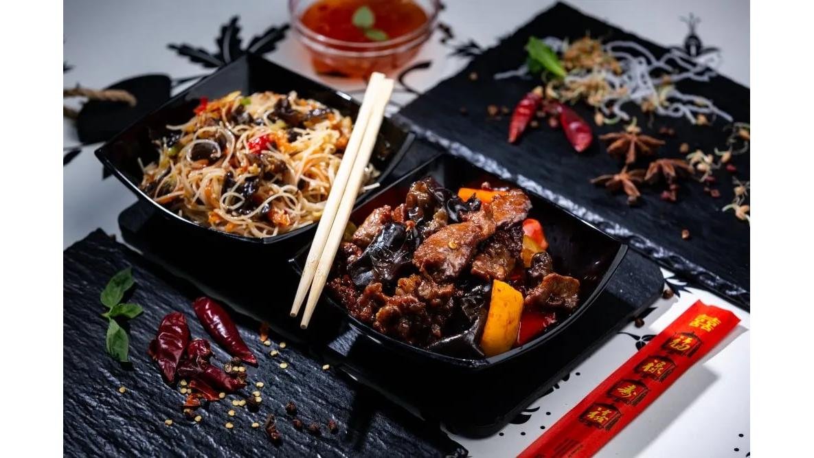 Noodle box cu vită și legume picante