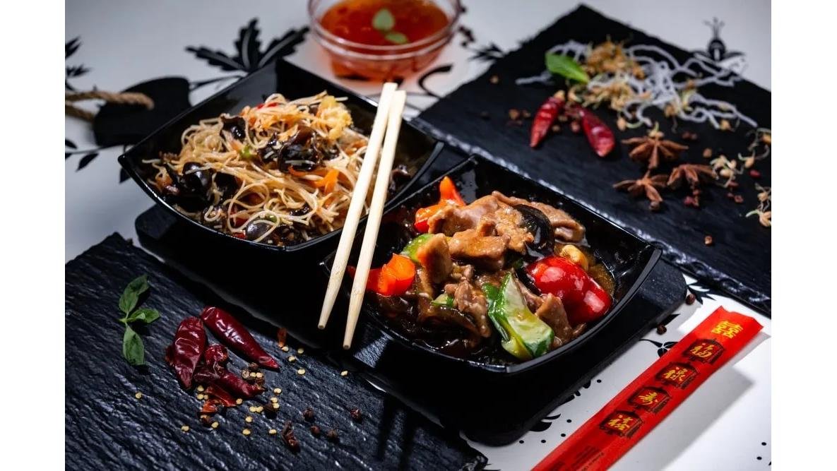 Noodle box cu vită în sos de stridii