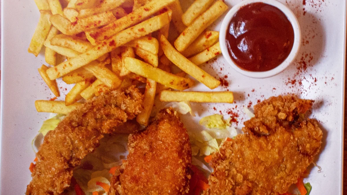 3 db ropogós-fűszeres csirkeszelet körettel (3 pieces crispy- chicken with side)