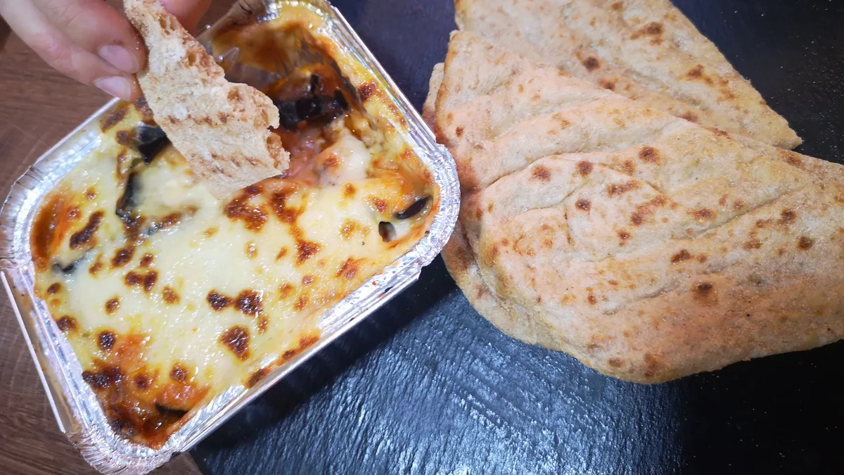 Besameles Muszaka darált borjúhússal and pitával(Bachamel Mousakka and beef and pita