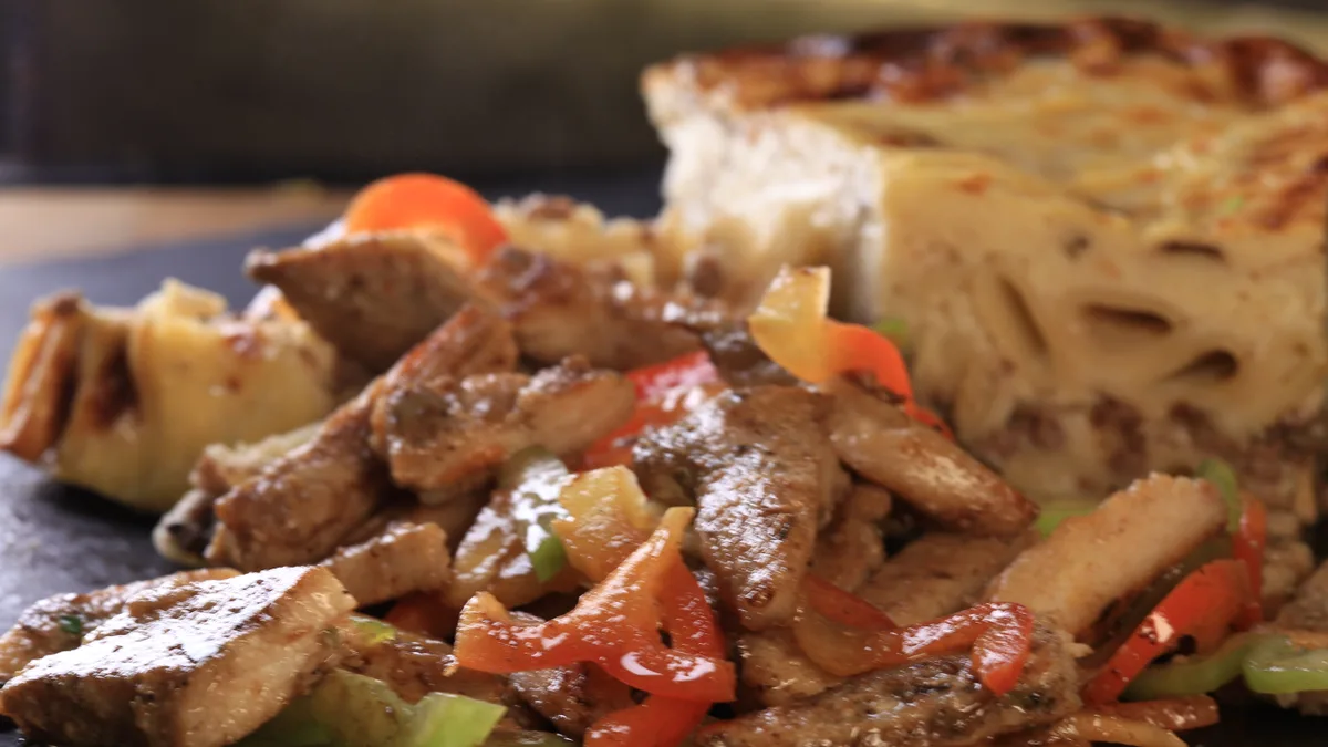 Penne tészta grillezett csirkedarabokkal, zöldpaprikával and besamellel