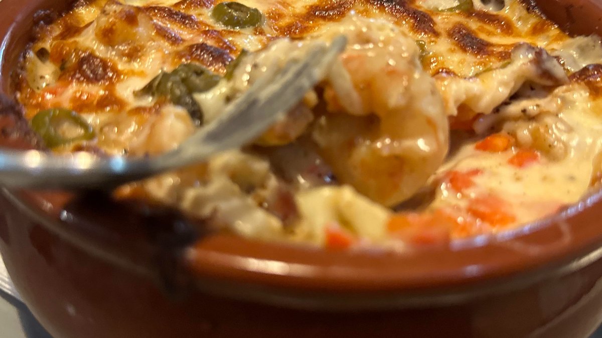 Penne tészta grillezett garnélarák and besamellel