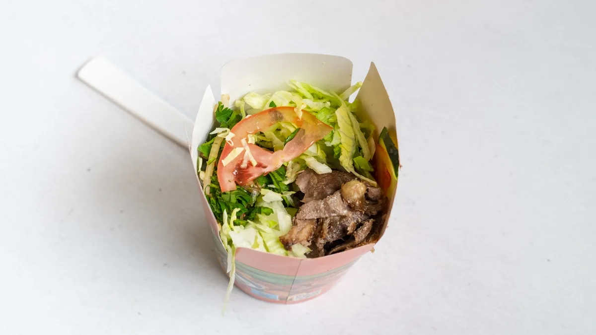21. Kebab box se salátem