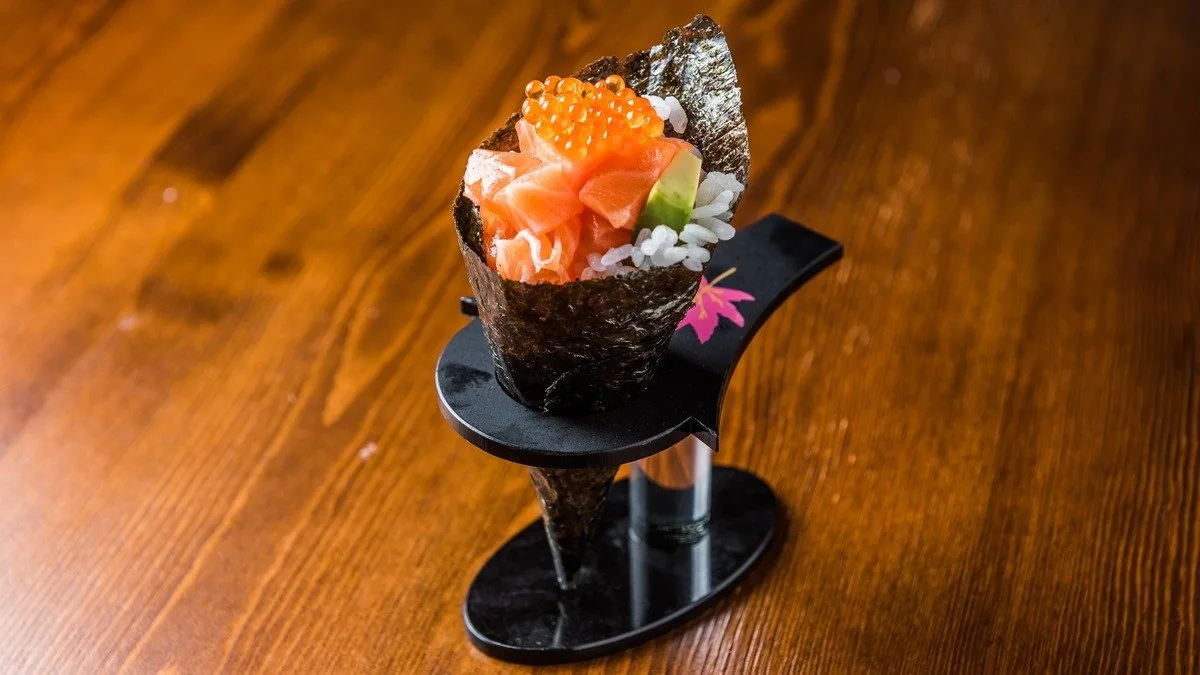 Ε13. Ikura Salmon Roll