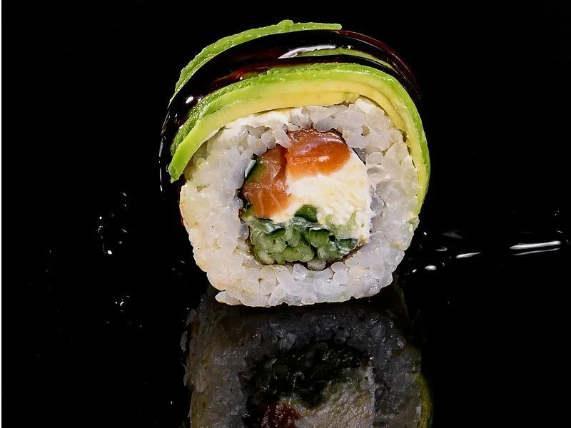 Awokado roll z łososiem