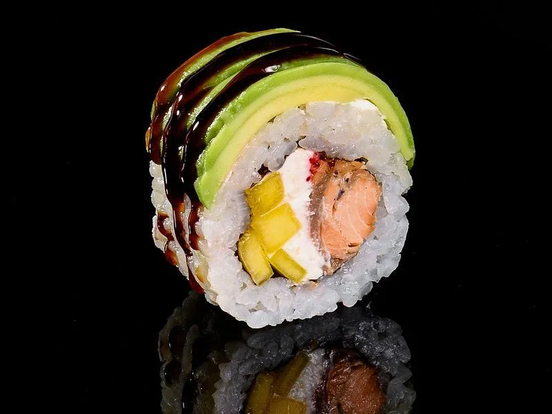 Awokado roll z pieczonym łososiem i mango