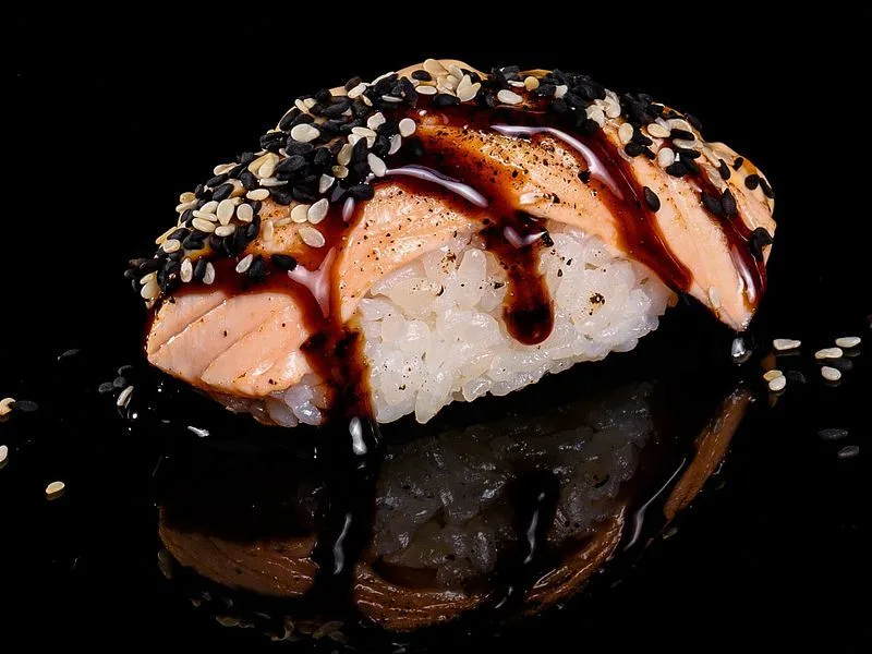 Nigiri z opalanym łososiem