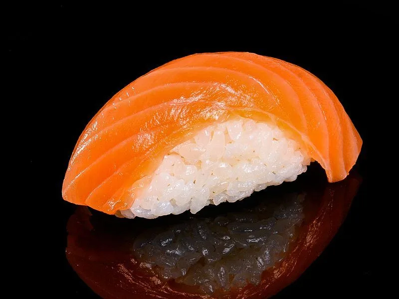 Nigiri z łososiem