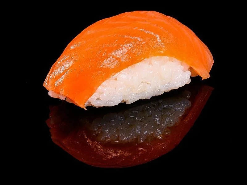 Nigiri z wędzonym łososiem