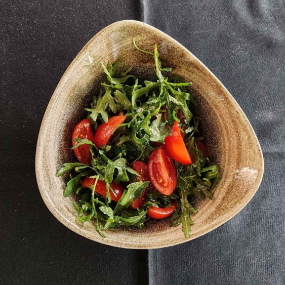 Mala salata sa cherry paradajzom i rucolom